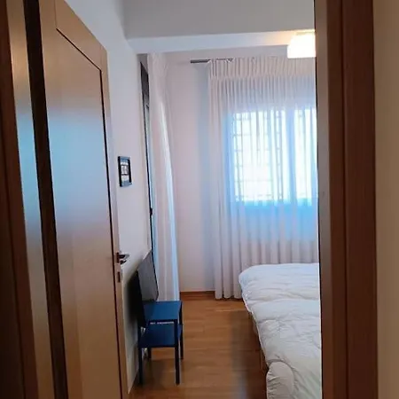 Apartment νs *