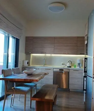 Apartment νs *
